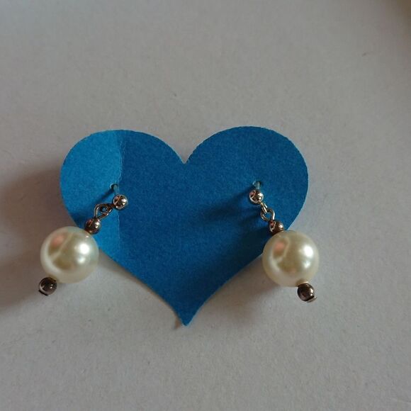 Simple and elegant Pearl Earrings - Picture 3 of 3
